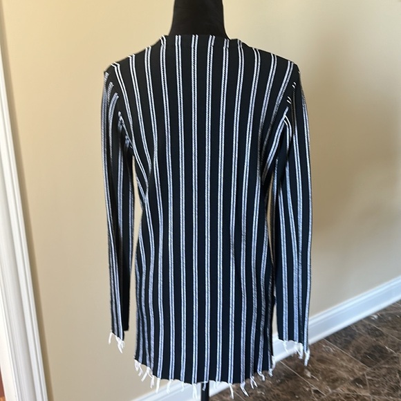 EUC KERISMA Sweater Medium - Picture 2 of 9